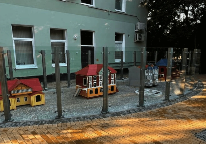 Стеклянное ограждение площадки с домиками для кошек (г. Зеленоградск)