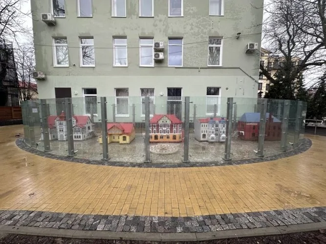 Стеклянное ограждение площадки с домиками для кошек (г. Зеленоградск)
